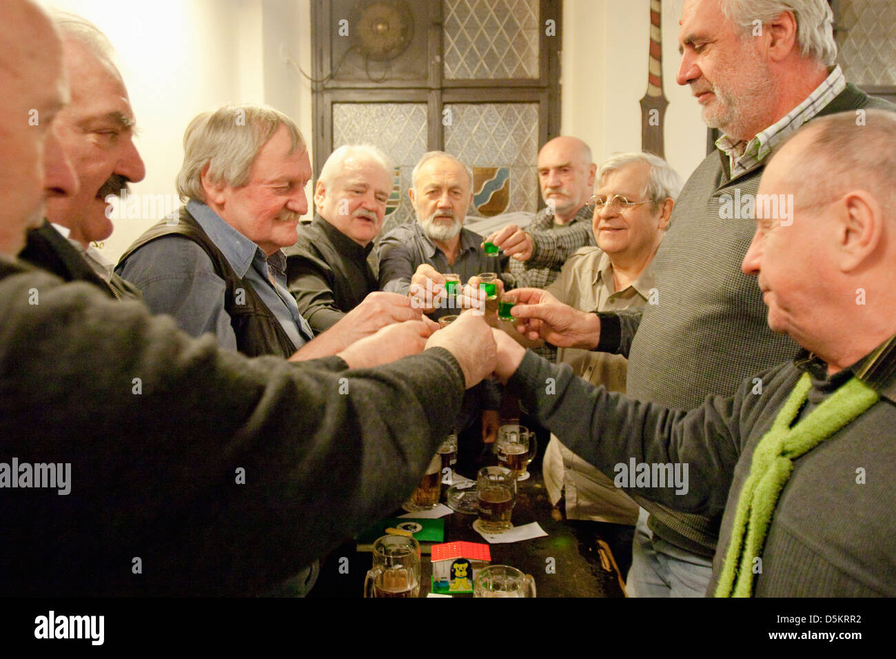 Prague - République tchèque amis dans un pub traditionnel de consommation hebdomadaire de bière. Banque D'Images