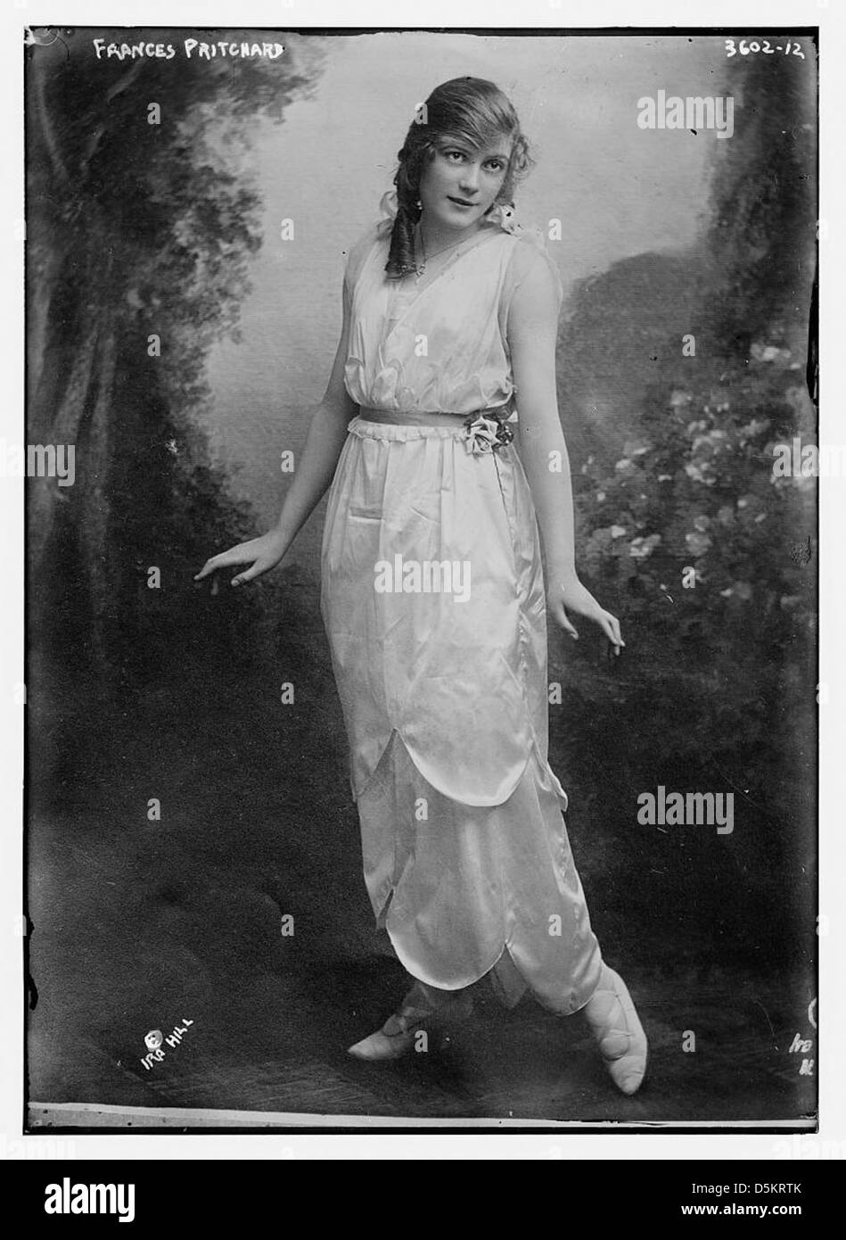 Une photographie de l'actrice de Broadway Frances Pritchard, prise dans une pose pleine longueur, vêtue d'un costume et debout pour un portrait. Banque D'Images
