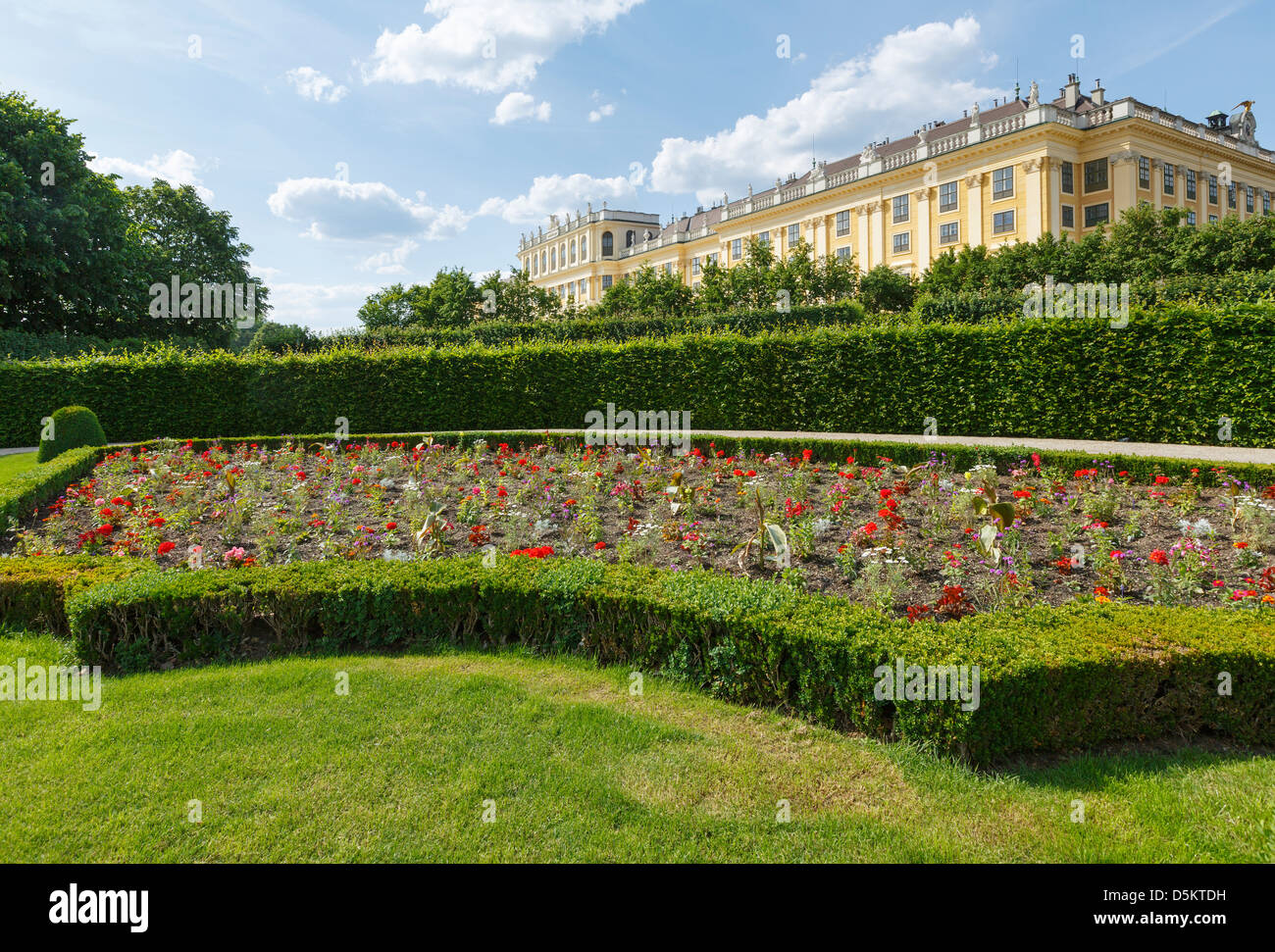 Zone avant du palais Schönbrunn (construire 16-17 siècle) avec l'épanouissement des fleurs sur la pelouse. Vienne, Autriche. Banque D'Images