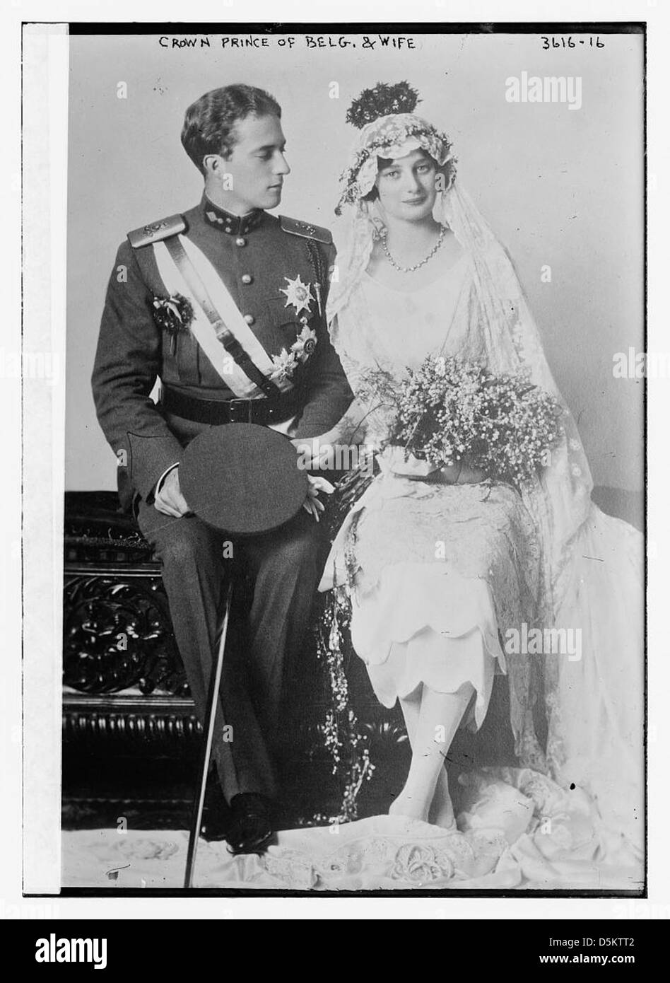 Cette image montre le prince héritier de Belgique et sa femme dans les années 1920, posant pour un portrait pendant leur mariage. Il met en valeur la tenue royale, y compris le prince en uniforme et la mariée en robe de mariée. Banque D'Images