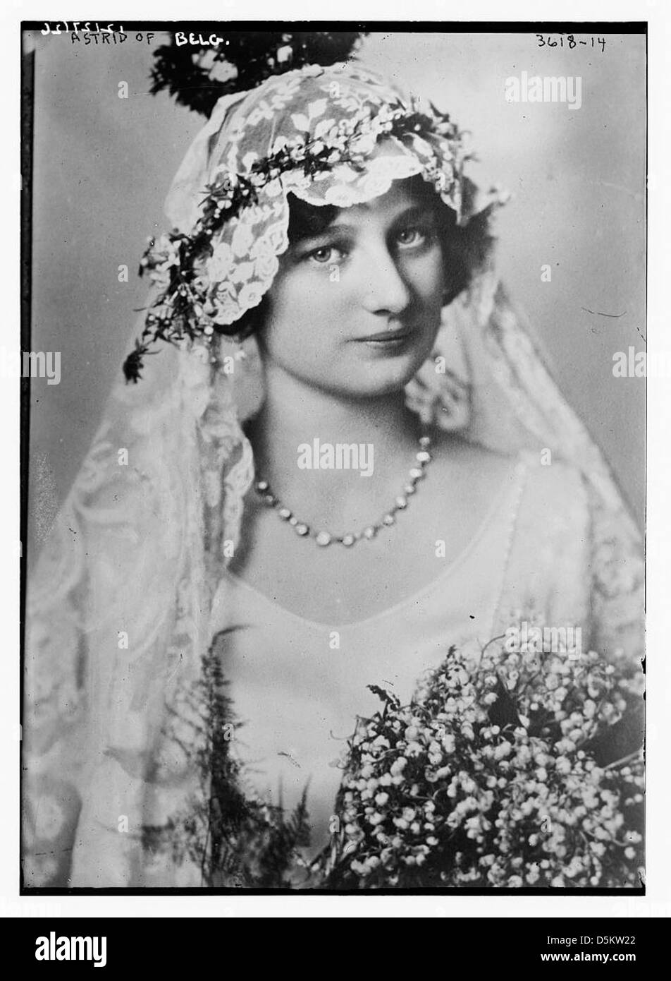 Princesse Astrid de Belgique, capturée dans un portrait en tant que mariée, portant un voile de dentelle et un collier. L'image symbolise le mariage royal et sa position dans la monarchie belge au début du XXe siècle. Banque D'Images