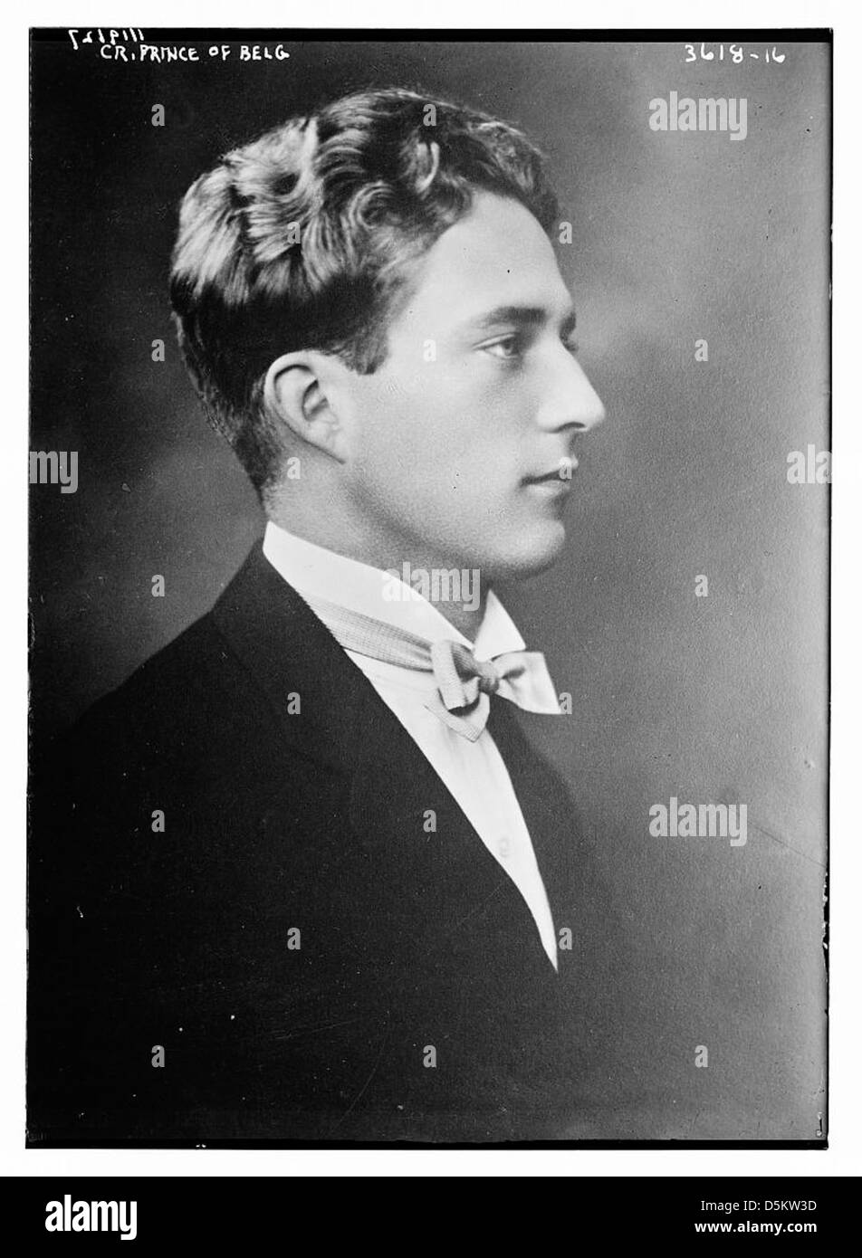 Ce portrait représente le jeune Prince de Belgique, habillé formellement. Il offre un aperçu de la tenue royale et de la présentation formelle typique de la noblesse européenne au début du XXe siècle. Banque D'Images