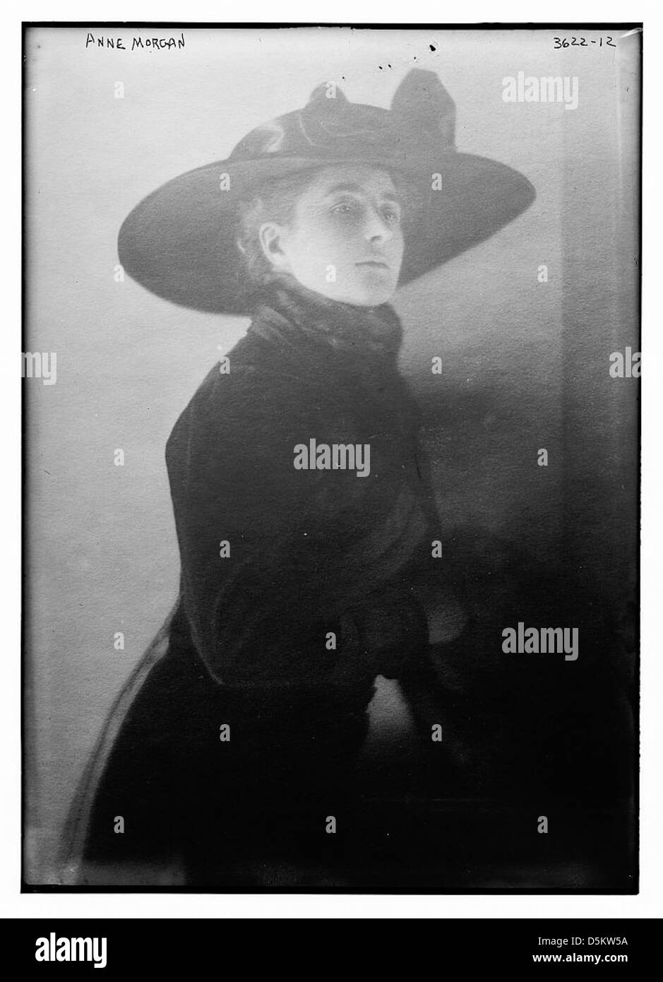 Cette photo montre Anne Morgan en France, une ouvrière pendant la première Guerre mondiale. Elle est vue dans un chapeau de fourrure dramatique, symbole des efforts de guerre menés par les femmes, soutenus par J. P. Morgan. Banque D'Images