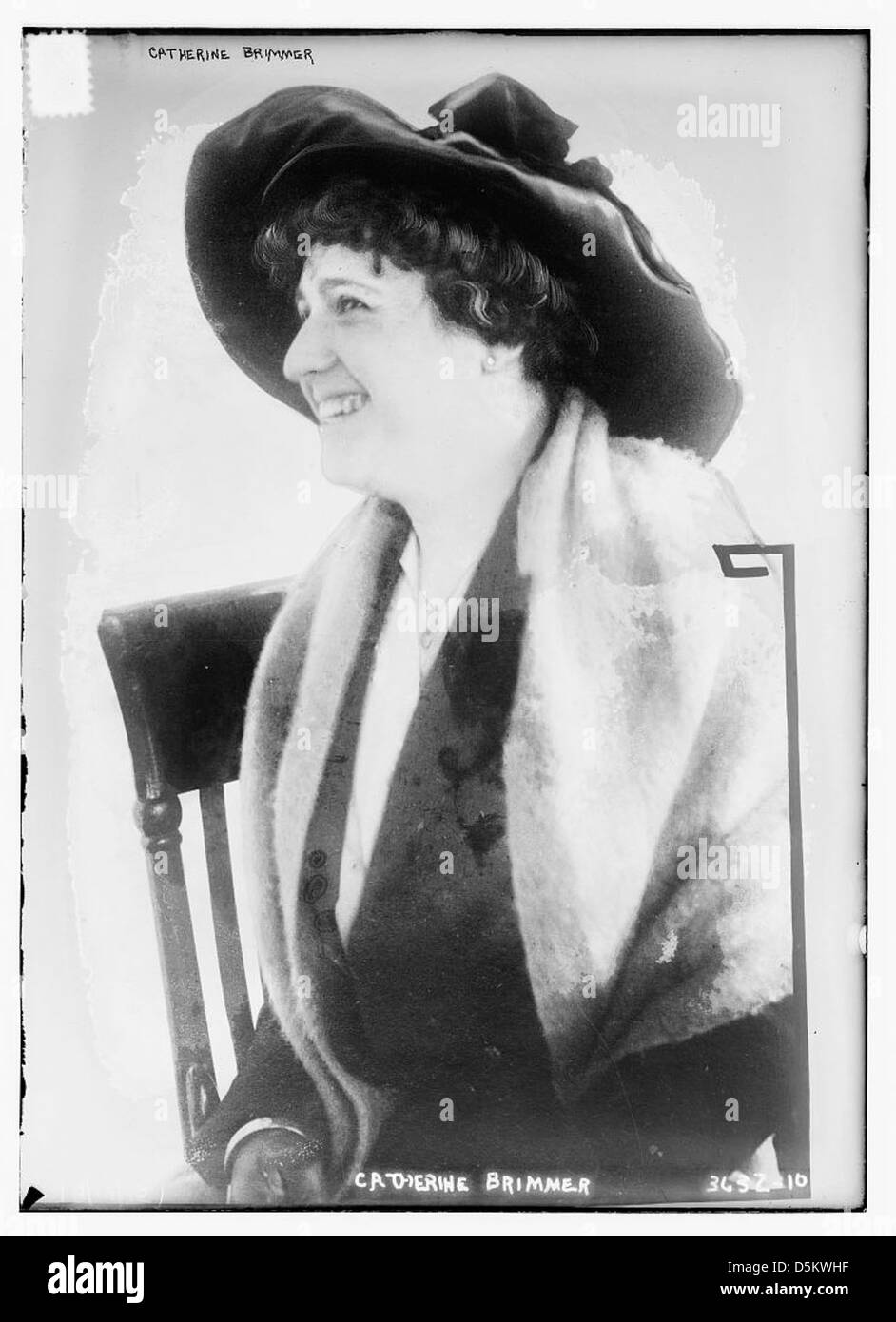 Cette photographie capture Catherine Brimmer, la montrant souriante et portant un chapeau. Il met en valeur sa mode et son style des années 1910 dans un portrait du début du XXe siècle. Banque D'Images