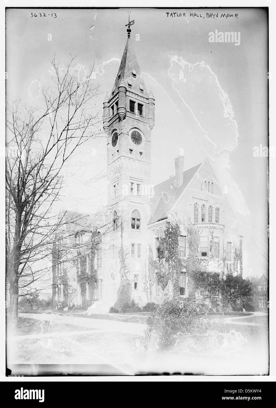 Cette photographie montre Taylor Hall au Bryn Mawr College, un bâtiment emblématique du campus du collège. Connue pour sa beauté architecturale, elle fait partie intégrante des bâtiments historiques de Bryn Mawr. Banque D'Images