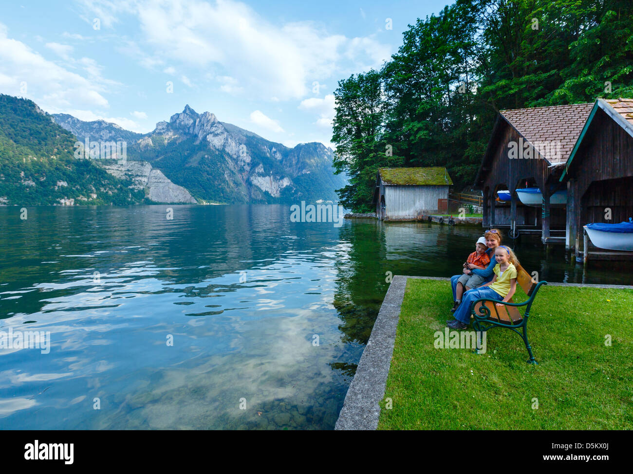 Été lac Traunsee et sur la famille (banc de Traunkirchen, Autriche). Banque D'Images