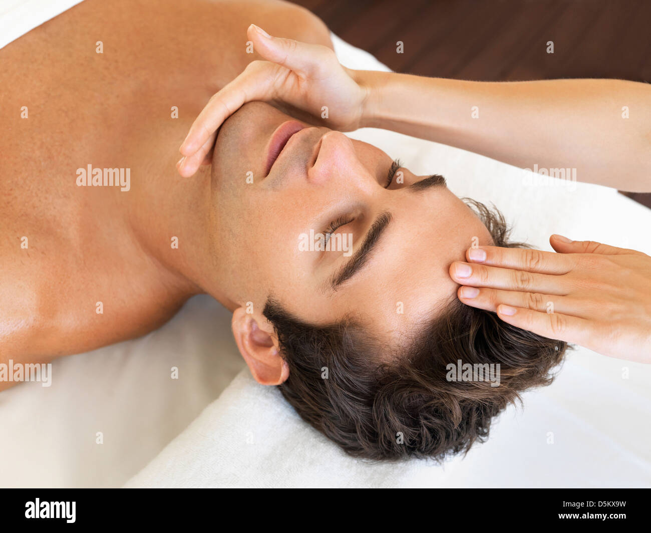 Man receiving massage in spa Banque D'Images