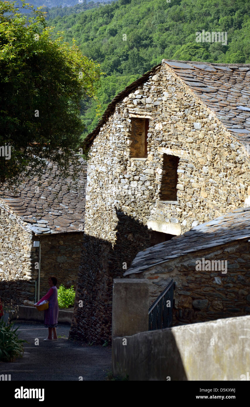 Une petite ruelle de la ville médiévale d'Evol dans les Pyrénées orientales. Banque D'Images