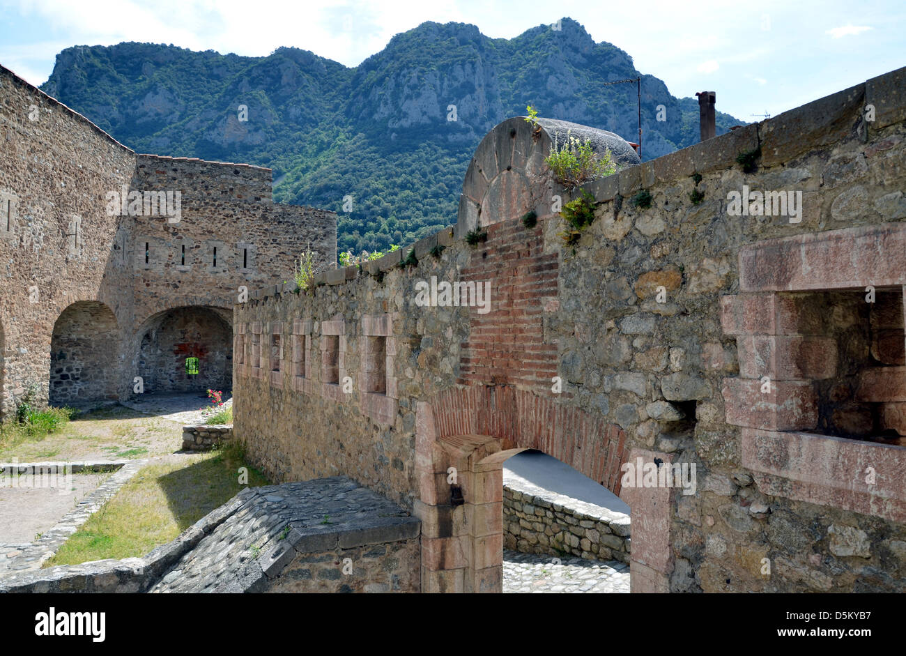 Les fortifications de Villefranche-de-Conflent dans les Pyrénées orientales. Banque D'Images