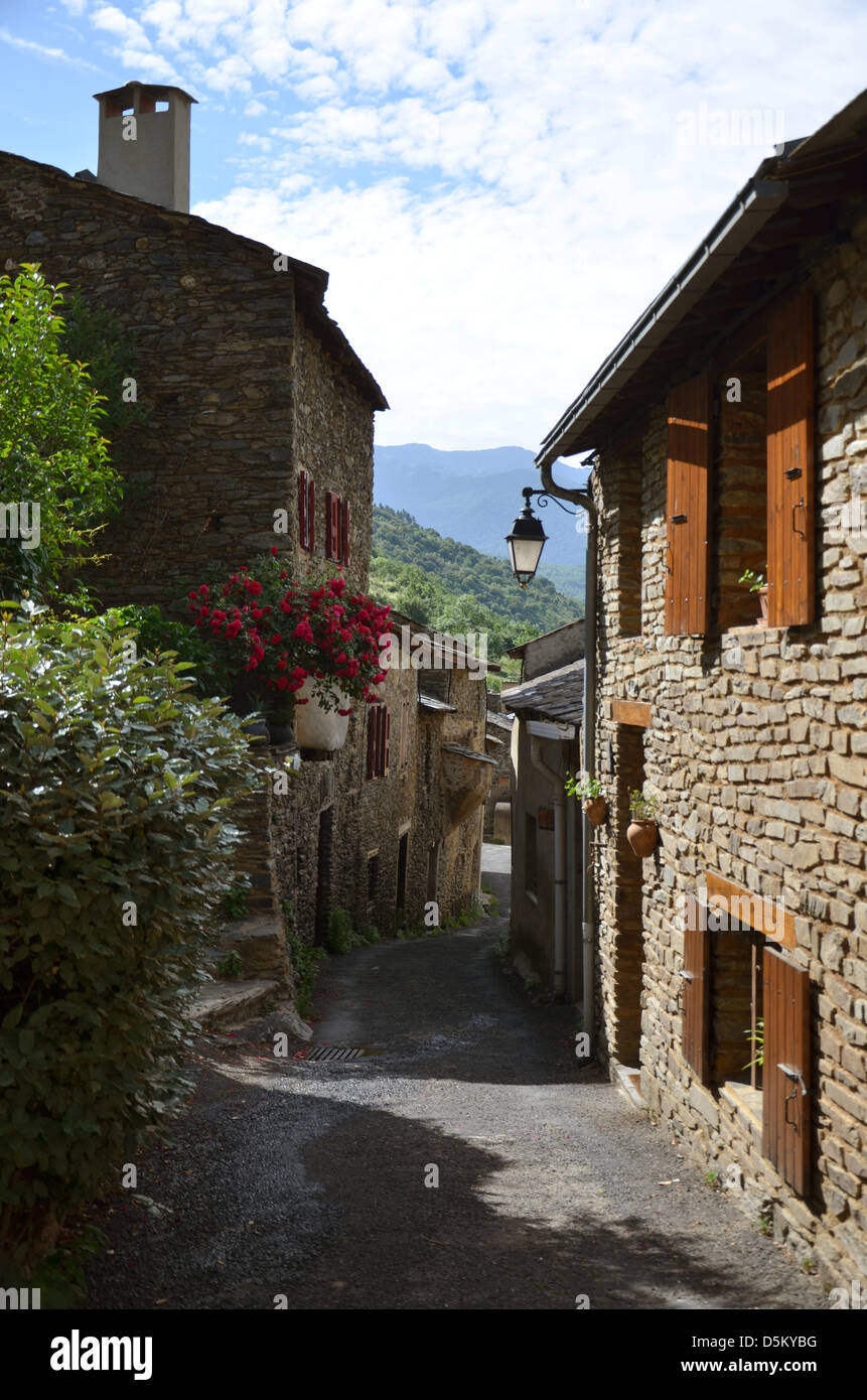 Une petite ruelle de la ville médiévale d'Evol dans les Pyrénées orientales. Banque D'Images