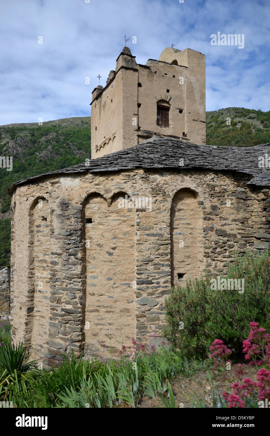 L'église du village d'Evol dans les Pyrénées orientales. Banque D'Images