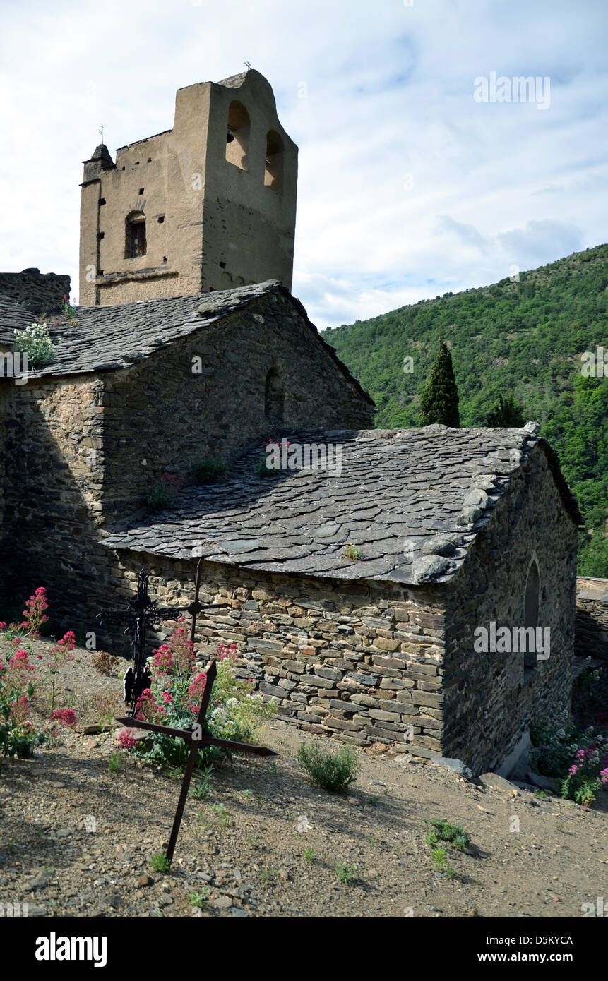 L'église du village d'Evol dans les Pyrénées orientales. Banque D'Images