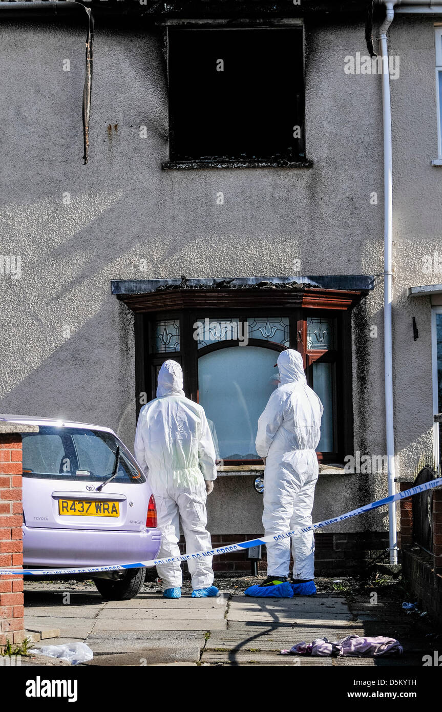 Les agents d'enquête sur les incendies commencent leur examen d'un incendie mortel. Banque D'Images