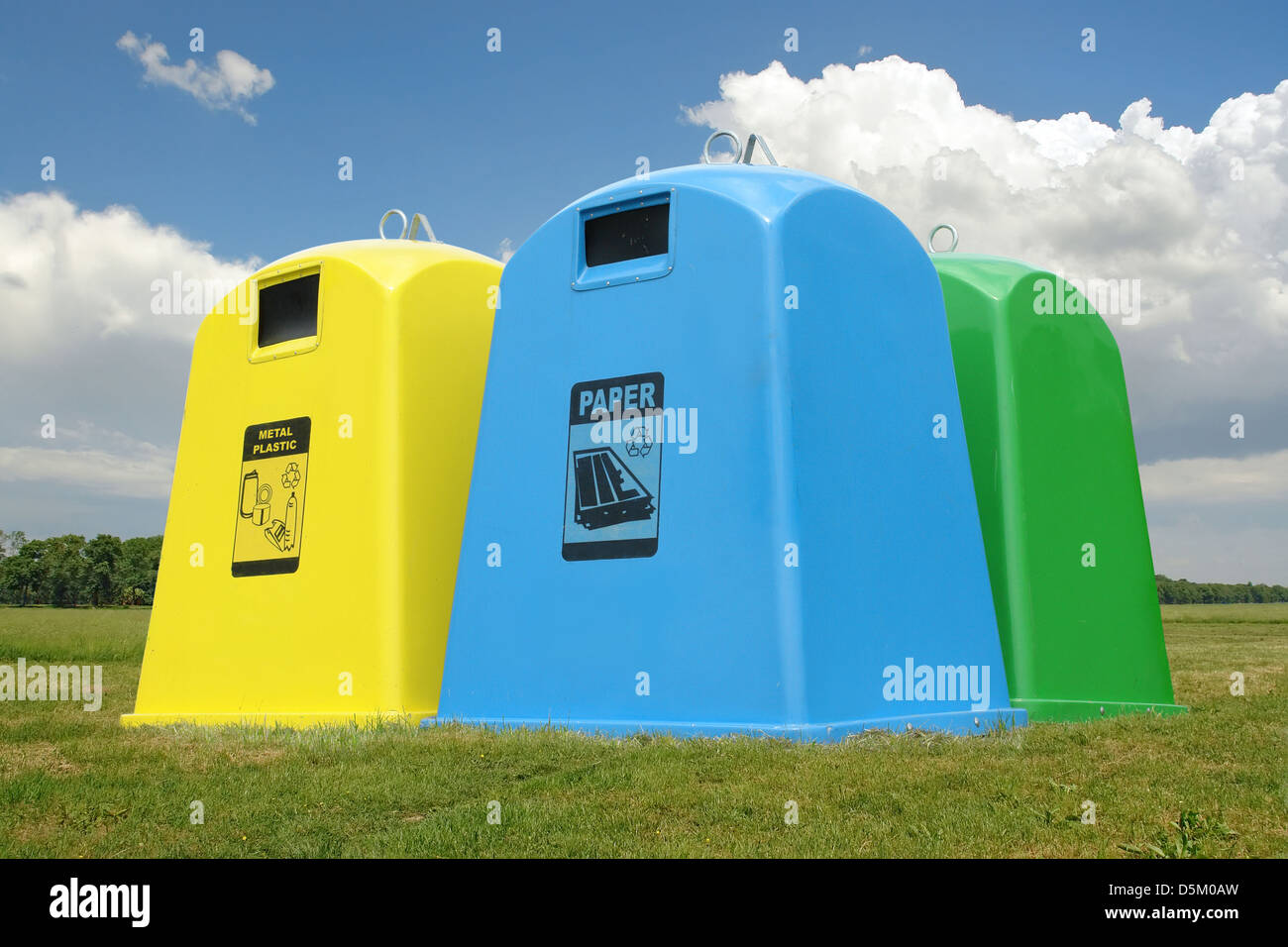 Les contenants de recyclage pour le papier, le métal et les déchets en plastique placé sur l'herbe sur sky Banque D'Images