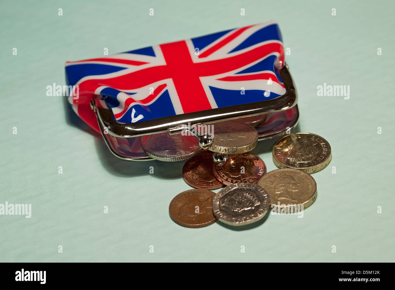 Gros plan du sac à main Union Jack et du concept d'affaires de finances personnelles de pièces d'argent anglais britannique Banque D'Images