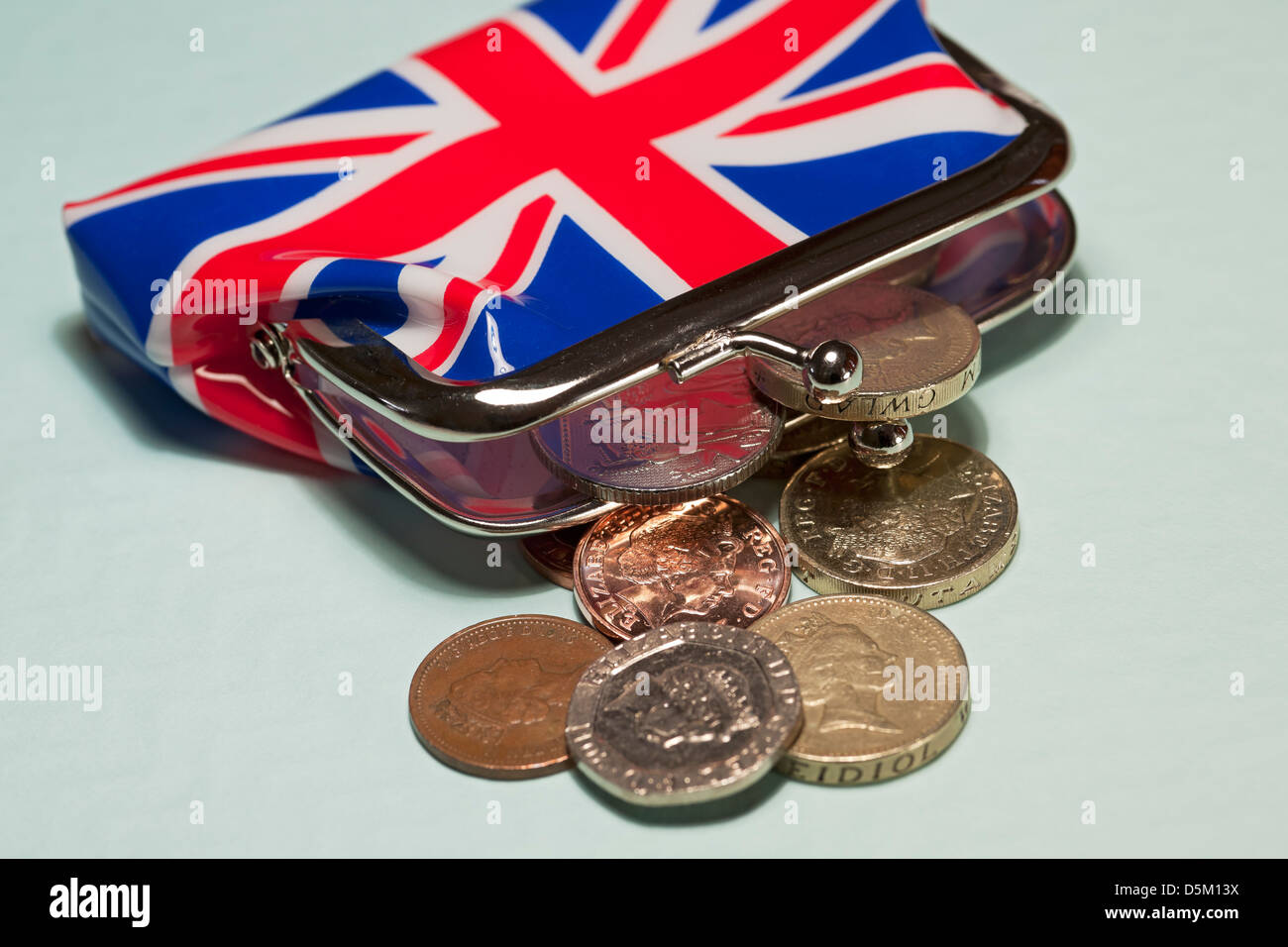 Gros plan du sac à main Union Jack et du concept d'affaires de finances personnelles de pièces d'argent anglais britannique Banque D'Images