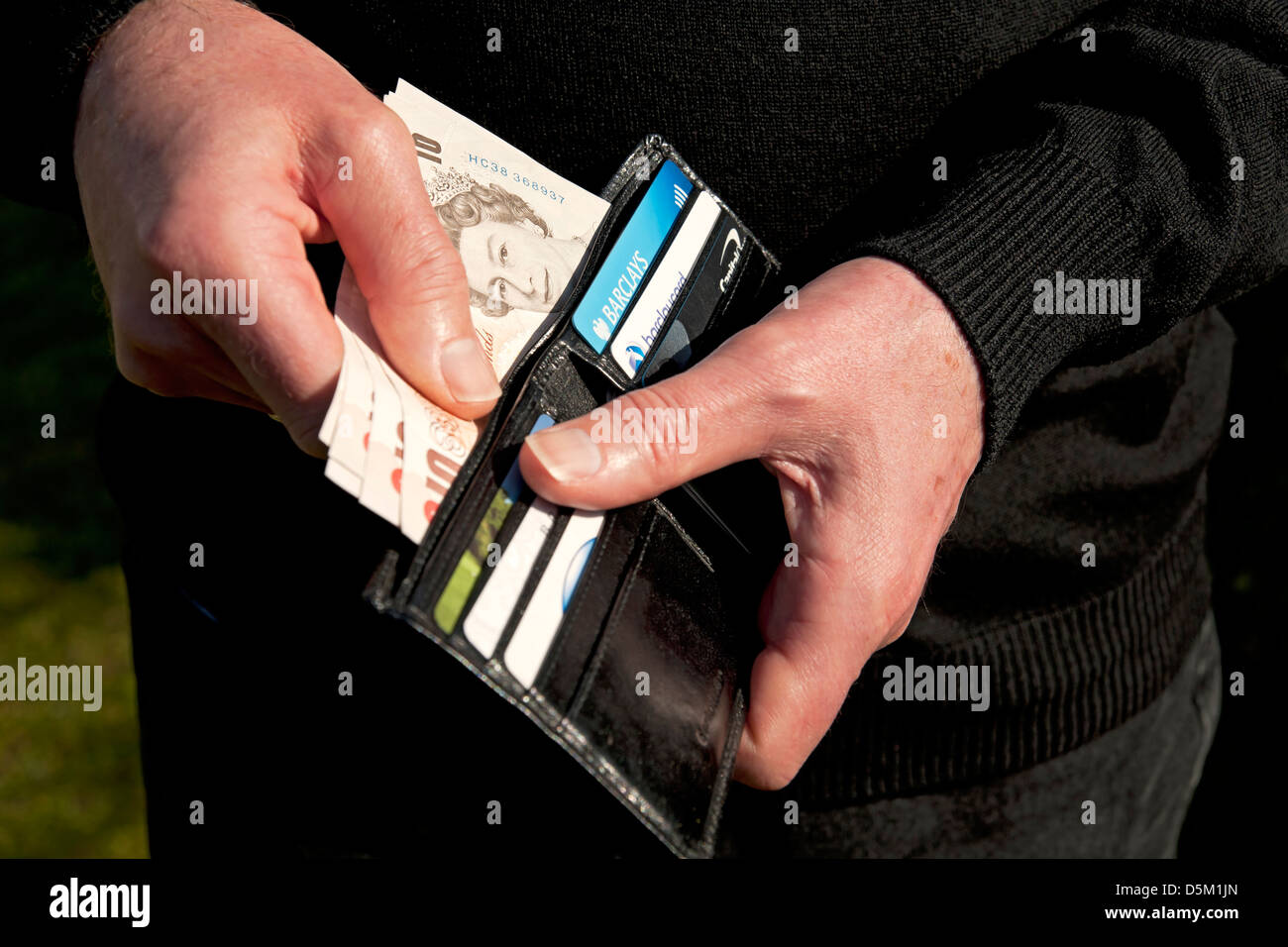 Gros plan de l'homme personne payant portefeuille de tenue et dix livres £ billets de 10 billets anglais argent britannique cash Angleterre Royaume-Uni GB Grande-Bretagne Banque D'Images