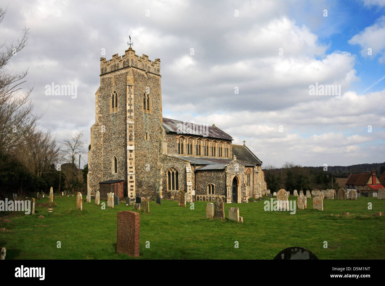 Une vue de l'église paroissiale de St Pierre à Ringland, Norfolk, Angleterre, Royaume-Uni. Banque D'Images