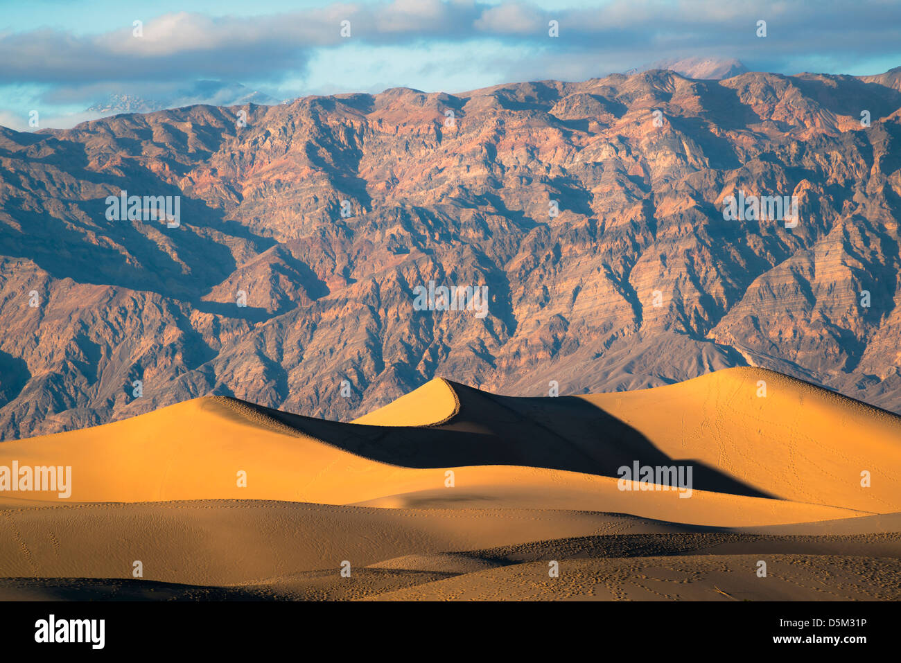États-unis, Californie, la vallée de la mort, ses dunes de sable et les montagnes Banque D'Images