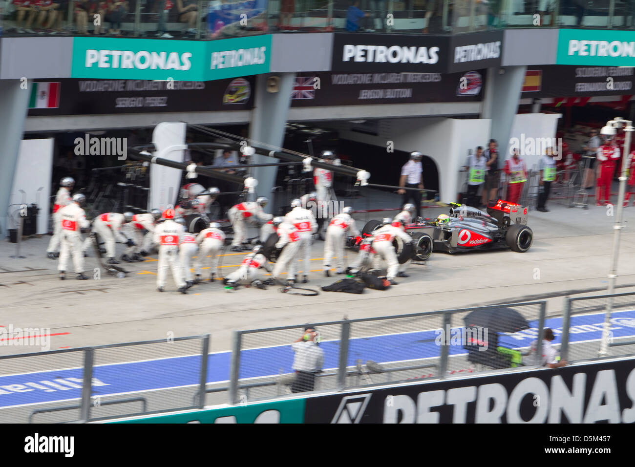 Sergio Perez de l'équipe McLaren entre dans la fosse d'pneus au GP de F1 de Malaisie Banque D'Images