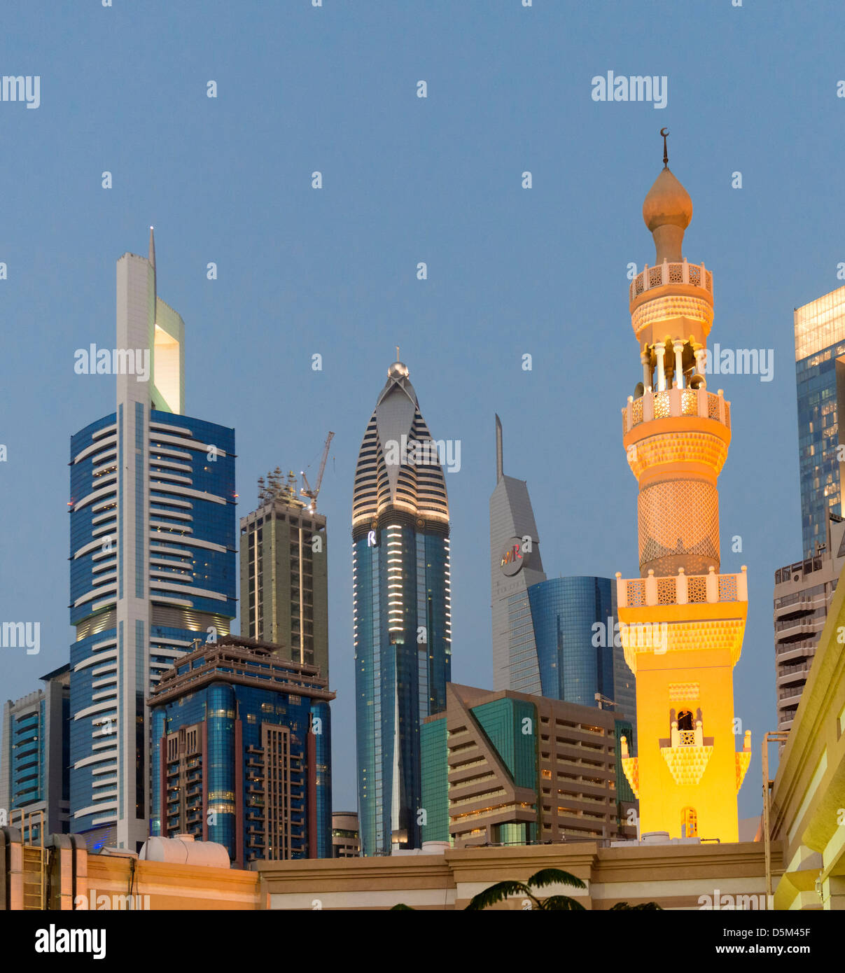 Minaret de la mosquée et les toits de gratte-ciel de Dubaï Émirats Arabes Unis ÉMIRATS ARABES UNIS Banque D'Images