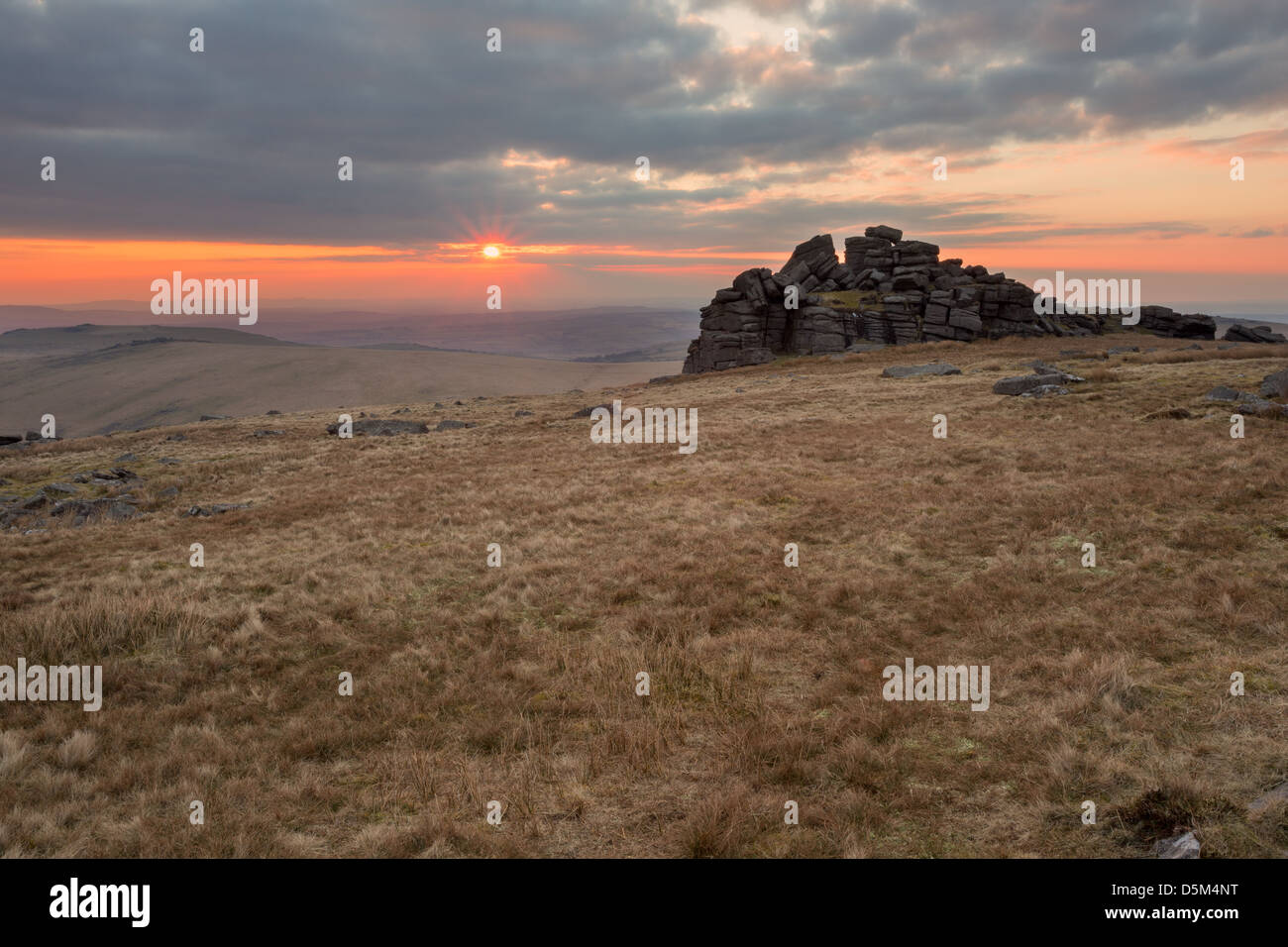 Coucher du soleil à partir de la Grande Mis Tor Dartmoor National Park Devon Uk Banque D'Images Coucher du soleil à partir de la Grande Mis Tor Dartmoor National Park Devon Uk Banque D'Images