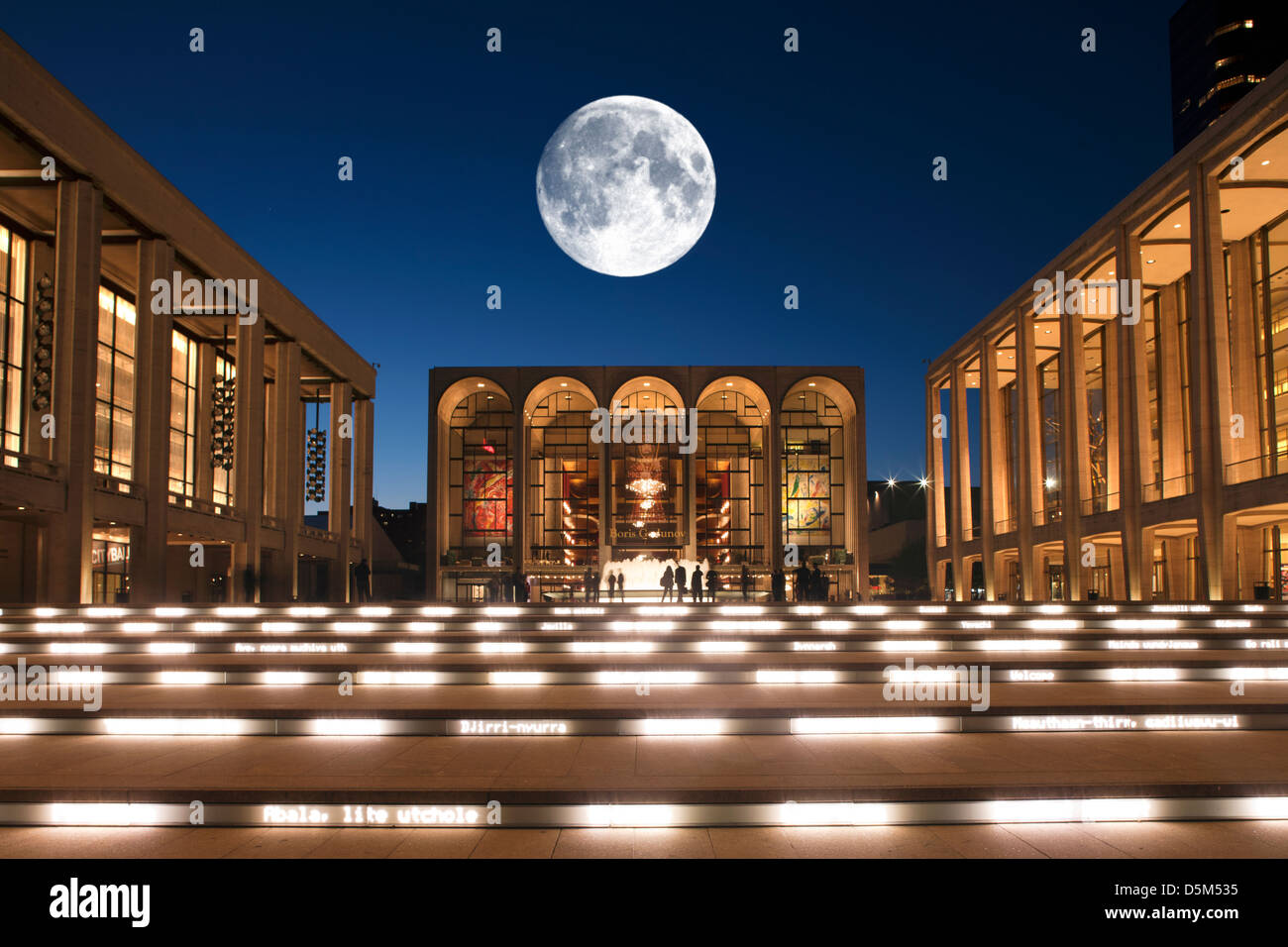 Étapes avant éclairés METROPOLITAN OPERA HOUSE (©WALLACE HARRISON 1966) LINCOLN CENTER PLAZA MANHATTAN NEW YORK USA Banque D'Images