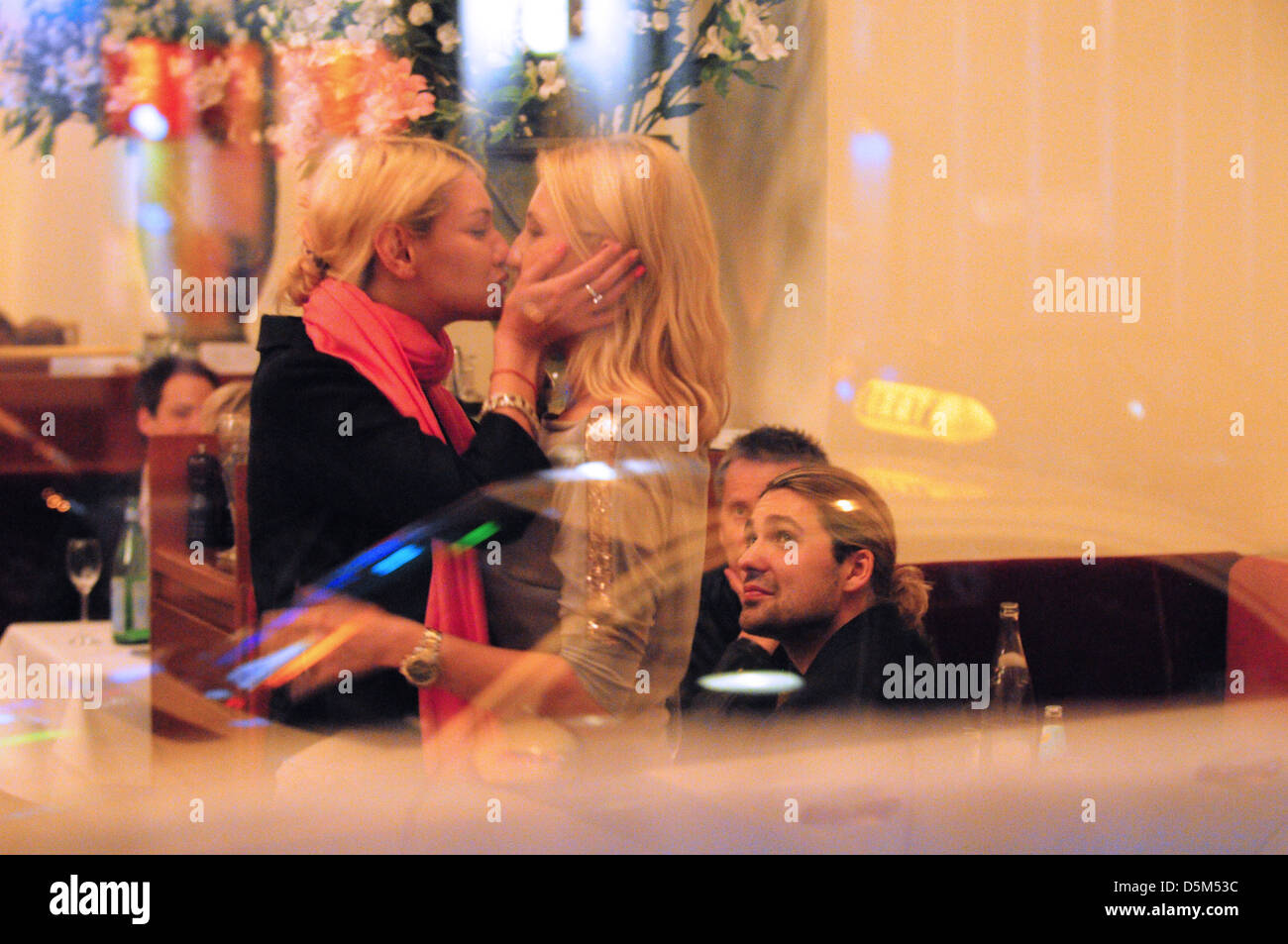 David Garrett regardant ses deux compagnons s'embrassent au restaurant Borchardt. Berlin, Allemagne - 27.04.2011 Banque D'Images