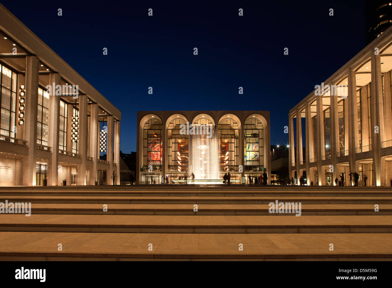 METROPOLITAN OPERA HOUSE (©WALLACE HARRISON 1966) LINCOLN CENTER PLAZA MANHATTAN NEW YORK USA Banque D'Images