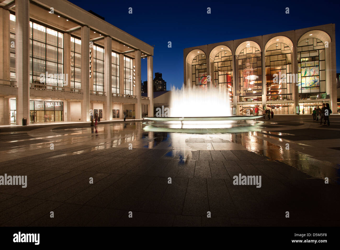 FONTAINE REVSON (©JOHNSON 1964 / DSR 2009) OPÉRA MÉTROPOLITAIN (©WALLACE HARRISON 1966) PLAZA LINCOLN CENTRE MANHATTAN NEW YORK Banque D'Images
