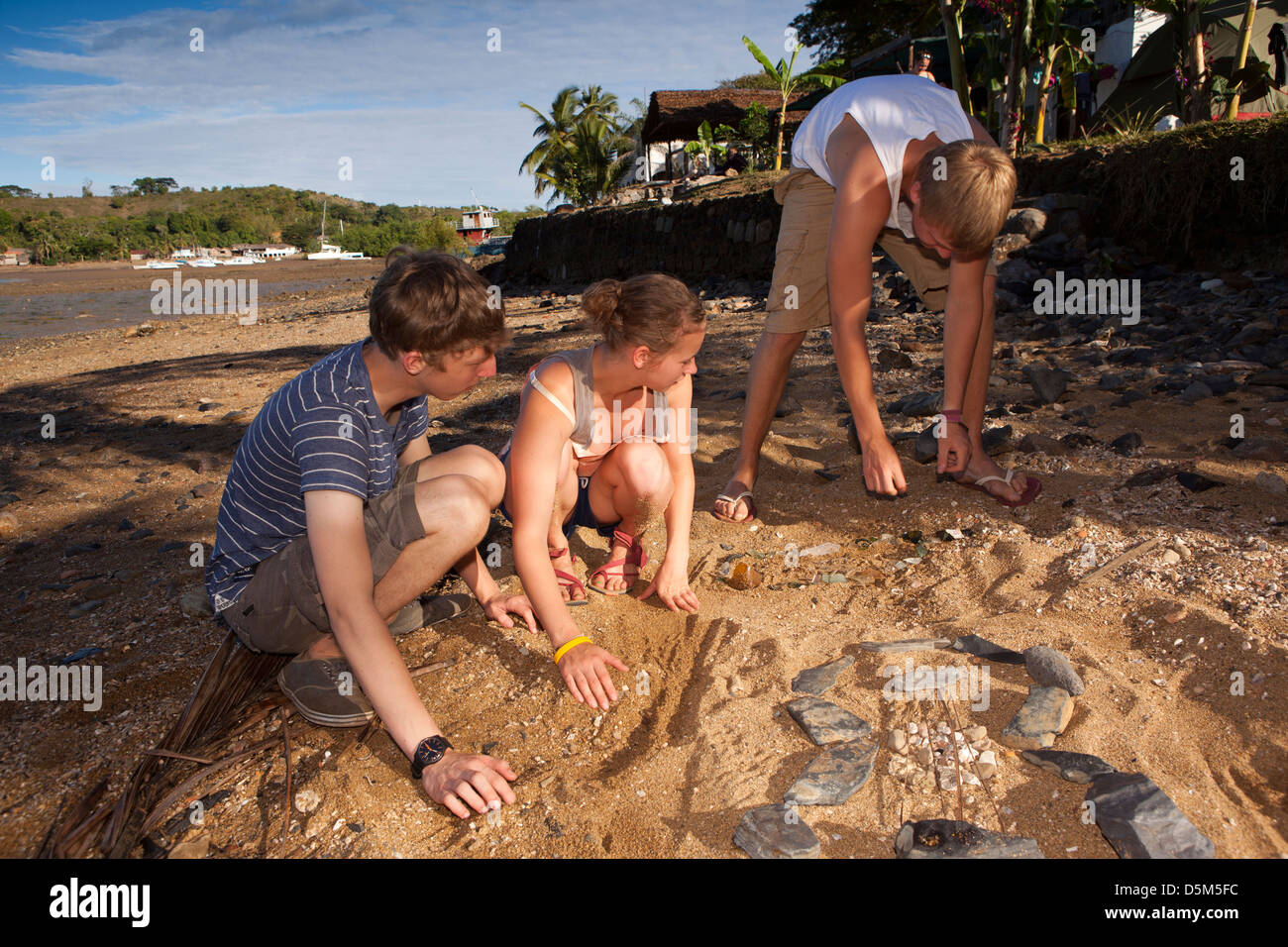Madagascar, Nosy Be, Marodokana, les étudiants faisant beach art sculpture d'objets trouvés Banque D'Images