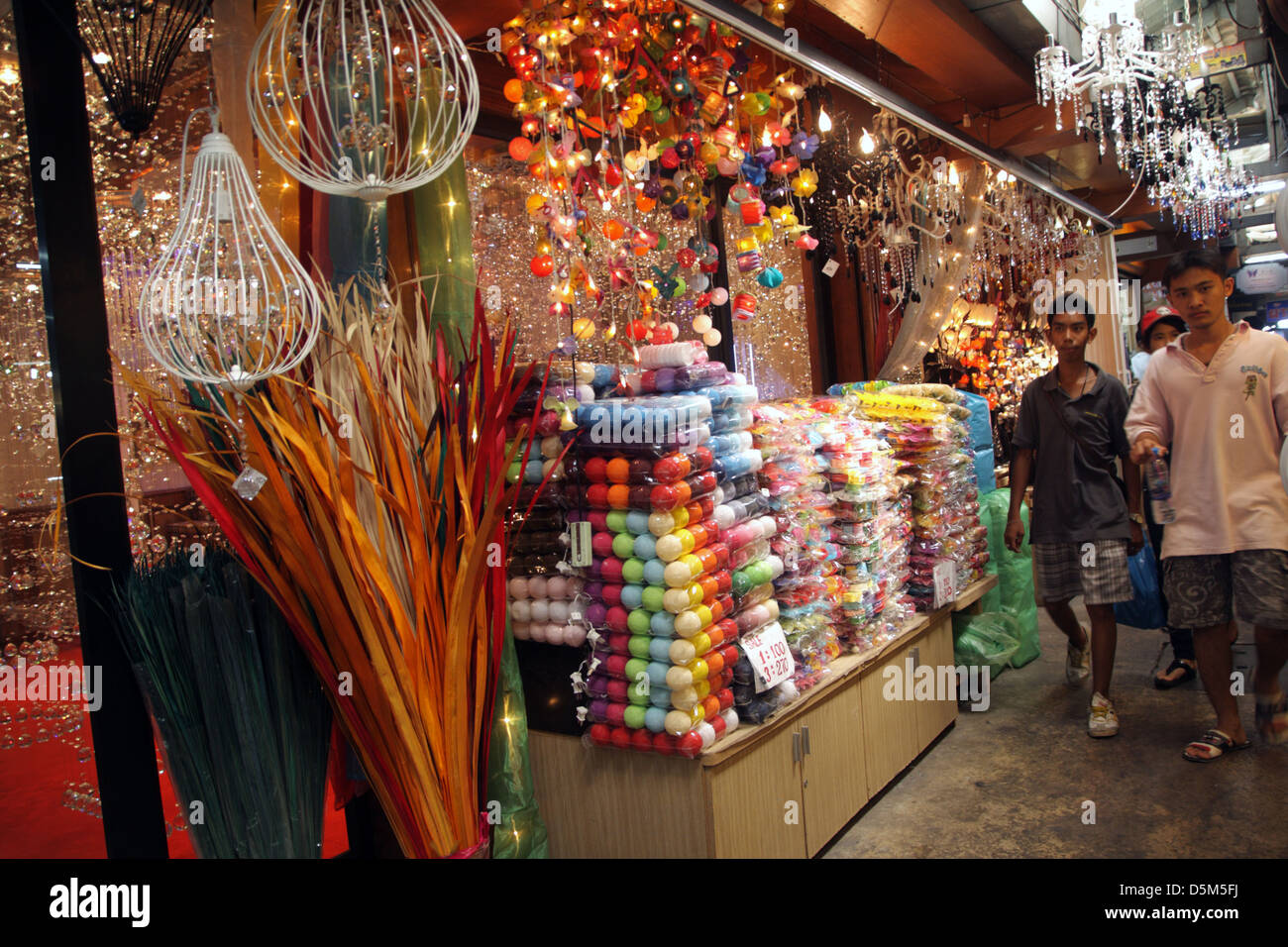 Fantaisie sur la lumière en décrochage un magasin au Marché du week-end de Chatuchak à Bangkok Banque D'Images