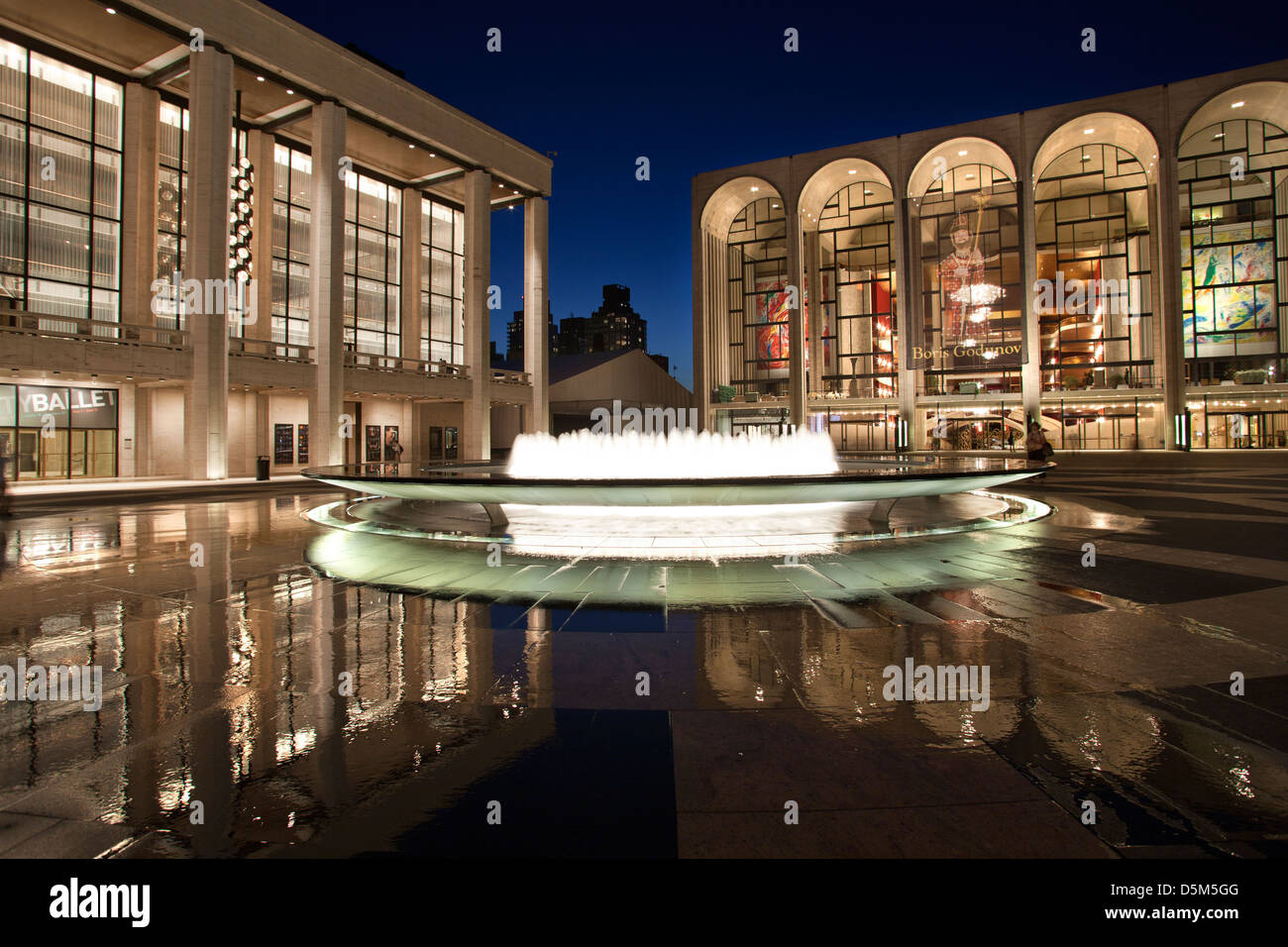 Fontaine REVSON (©JOHNSON 1964 / DSR 2009) METROPOLITAN OPERA HOUSE (©WALLACE HARRISON 1966) LINCOLN CENTER PLAZA MANHATTAN NEW YORK USA Banque D'Images