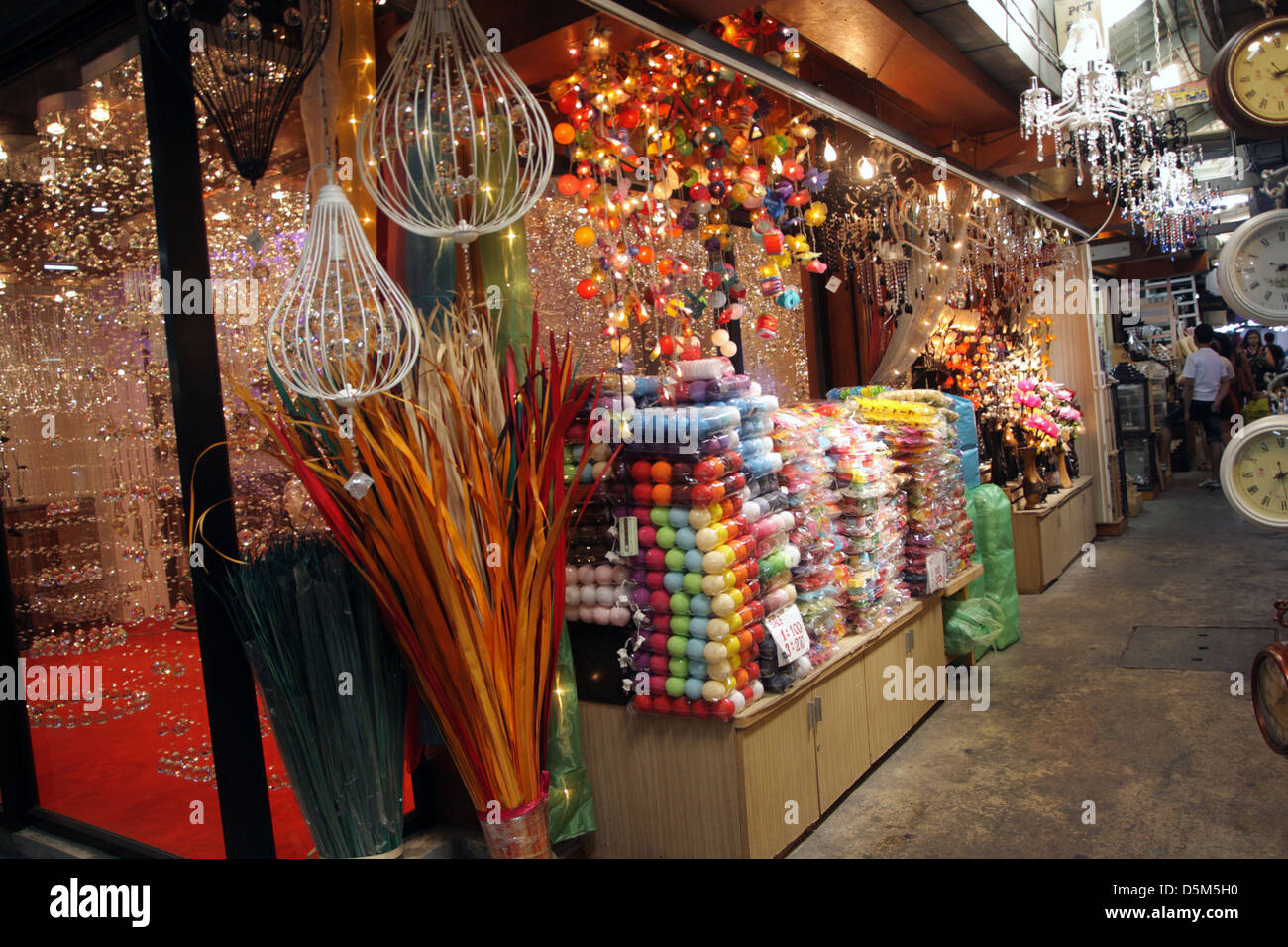Fantaisie sur la lumière en décrochage un magasin au Marché du week-end de Chatuchak à Bangkok Banque D'Images