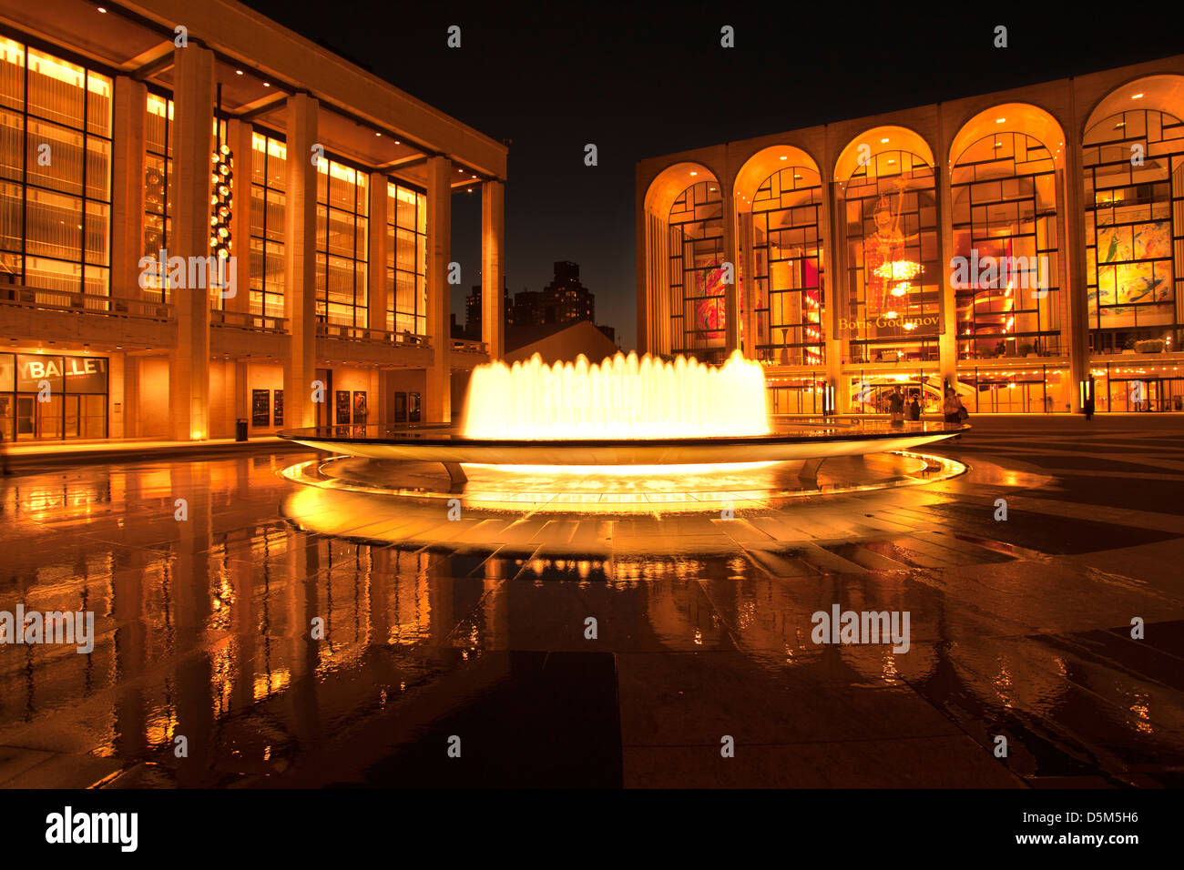 Fontaine REVSON (©JOHNSON 1964 / DSR 2009) METROPOLITAN OPERA HOUSE (©WALLACE HARRISON 1966) LINCOLN CENTER PLAZA MANHATTAN NEW YORK USA Banque D'Images