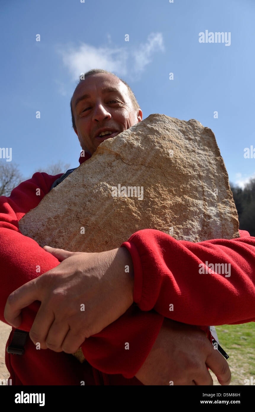 Man holding grand rocher, Sicile, Italie. Banque D'Images