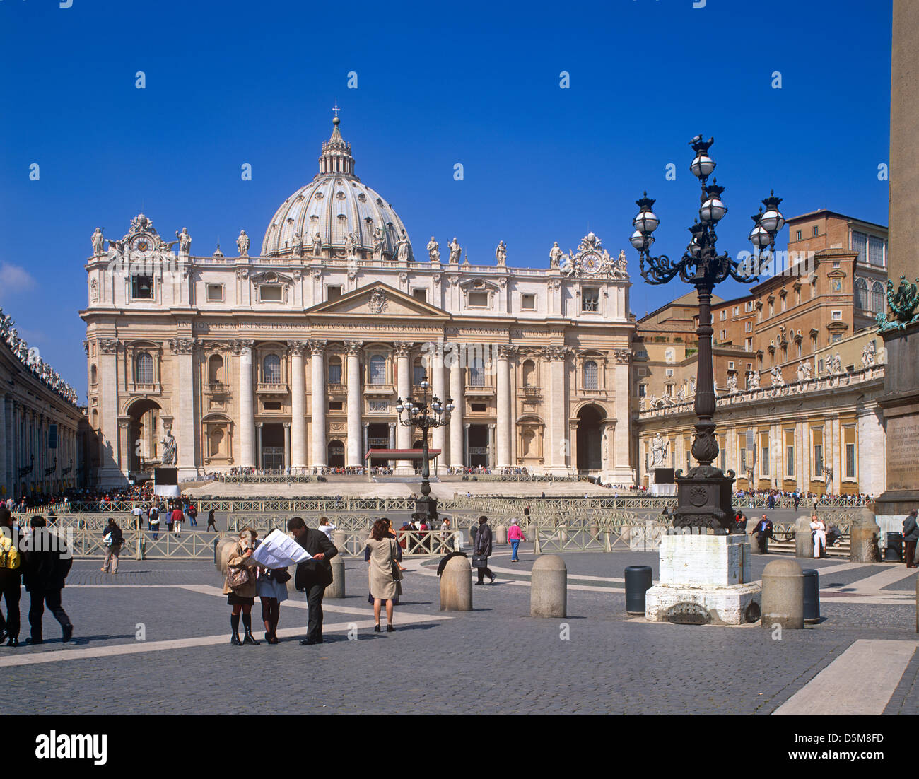 Les touristes sur la Place Saint-Pierre, la basilique est en arrière-plan, Vatican, Rome, Italie Banque D'Images
