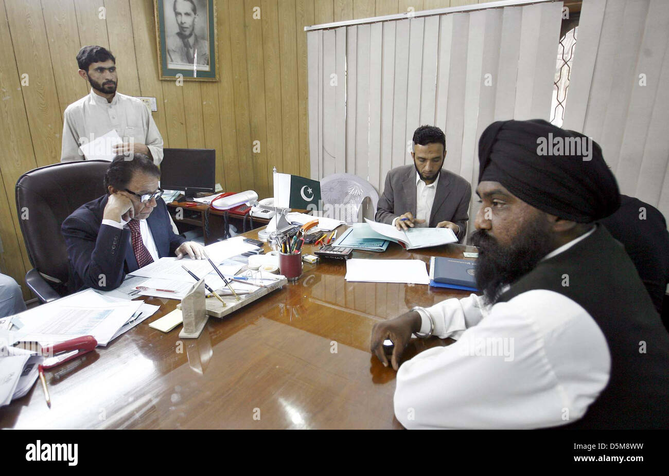 Les élections générales candidats de soumettre leur candidature au directeur du scrutin pour prendre part à l'élection générale 2013, Élection au bureau de la Commission à Peshawar le Jeudi, 04 avril 2013. Banque D'Images