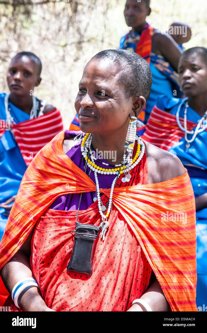 Fiers masaï avec téléphone cellulaire posant pour appareil photo en Afrique, Afrique de l'Est Tanzanie;;les jeunes et les femmes plus âgées et Maasai Banque D'Images