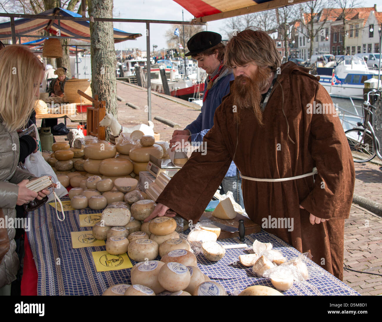 Les gens achètent du fromage sur le marché en avril 01,2013 à Brielle, Pays-Bas Banque D'Images
