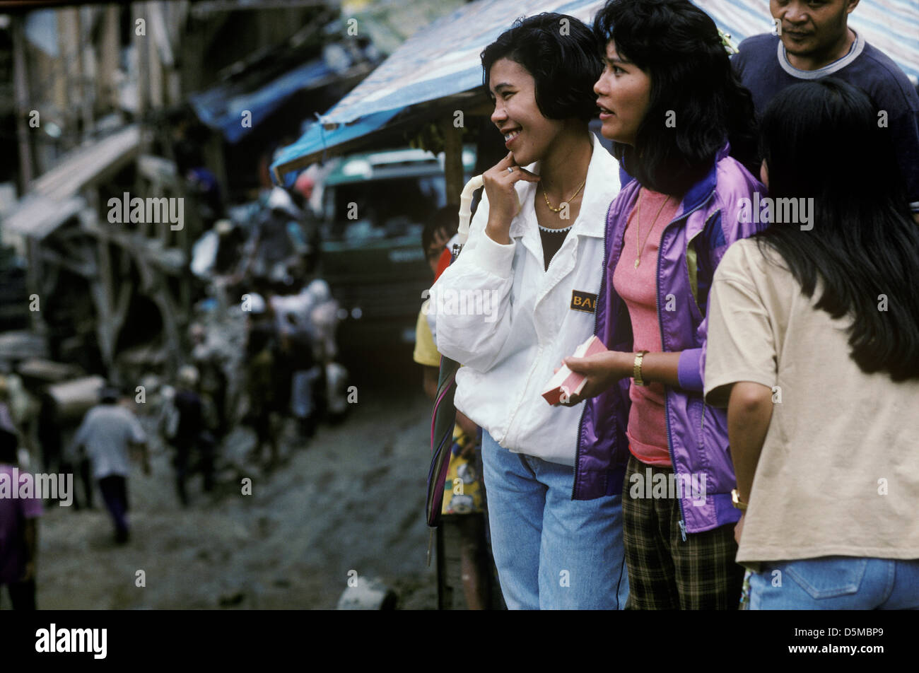 Les femmes dans la rue dans la communauté minière du Mont Diwata Banque D'Images