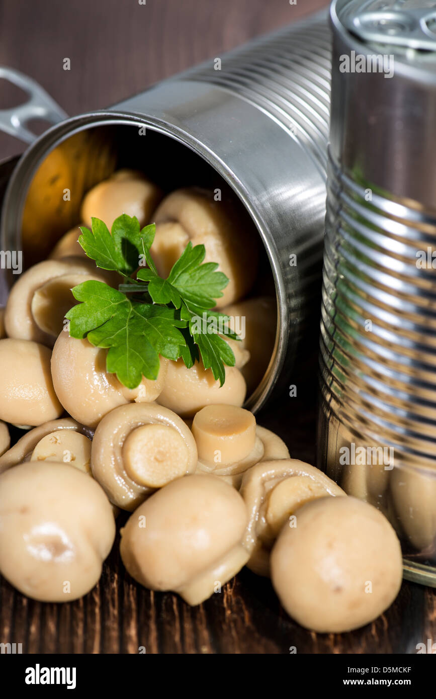 Champignons en conserve sur fond de bois Banque D'Images