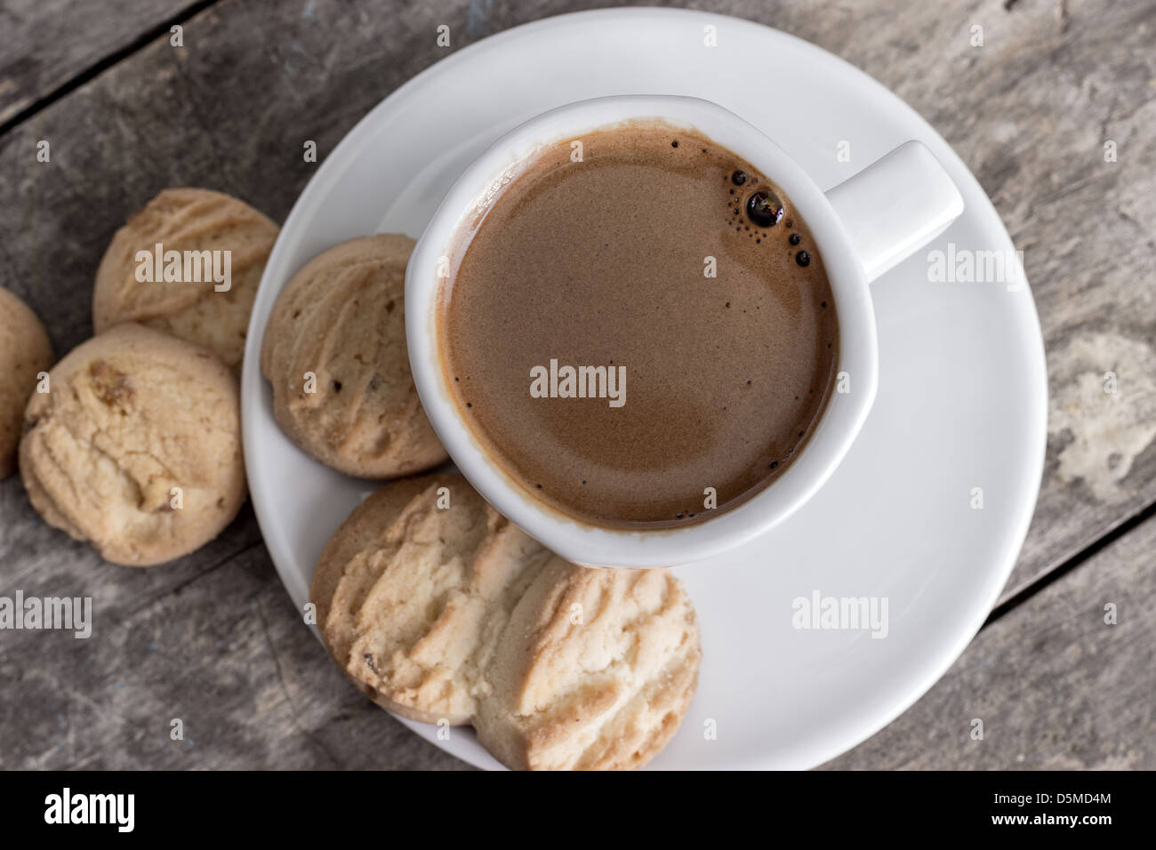 Cookies et tasse de café sur la table Banque D'Images