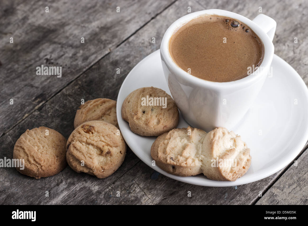 Cookies et tasse de café sur la table Banque D'Images