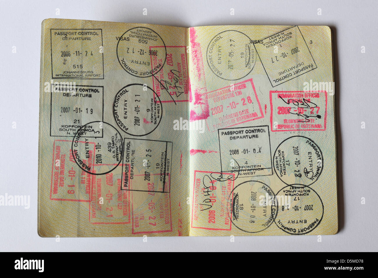 Visa estampillé entièrement les pages d'un passeport Photo Stock - Alamy