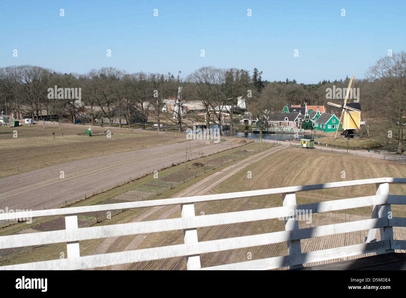 Le point de vue de Mill Fortuyn sur le stand et Zaan Mill Houses in Dutch Open Air Museum à Arnhem Banque D'Images