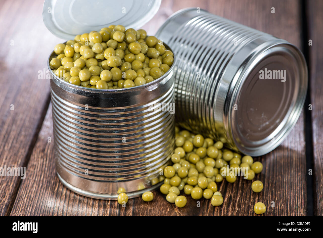 Pouvez en pois vintage sur fond de bois Banque D'Images