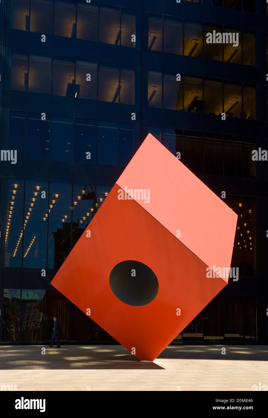 Cube Rouge (1968), par le sculpteur Isamu Noguchi, au 140 Broadway, financial district, la ville de New York. Banque D'Images