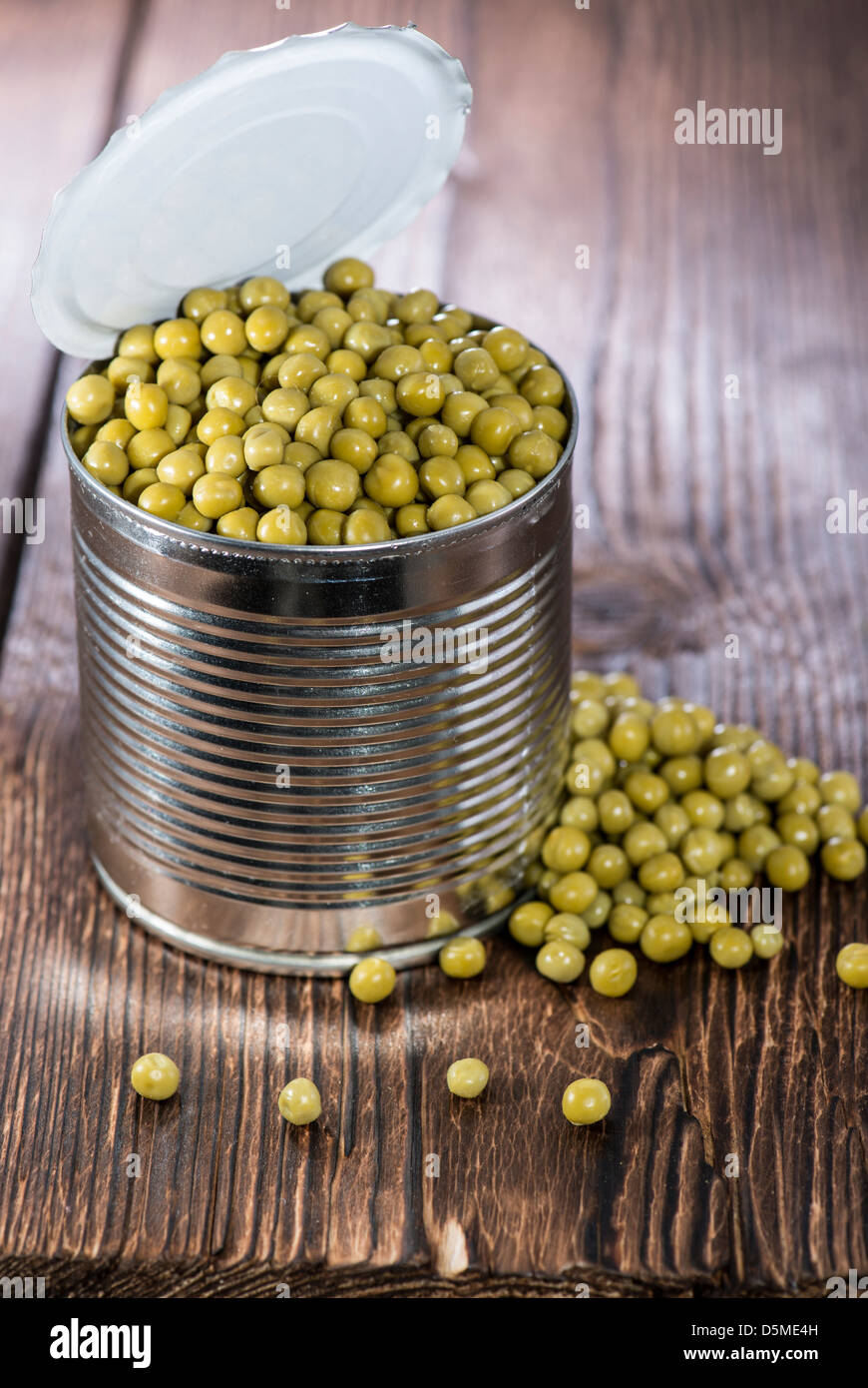 Pois dans une pouvez sur fond de bois vintage Banque D'Images