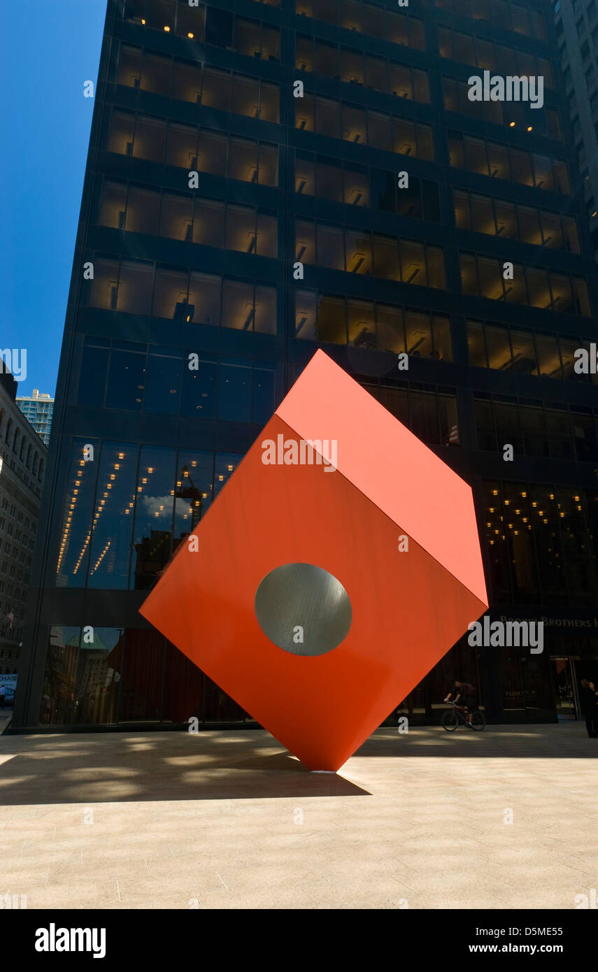 Cube Rouge (1968), par le sculpteur Isamu Noguchi, au 140 Broadway, financial district, la ville de New York. Banque D'Images